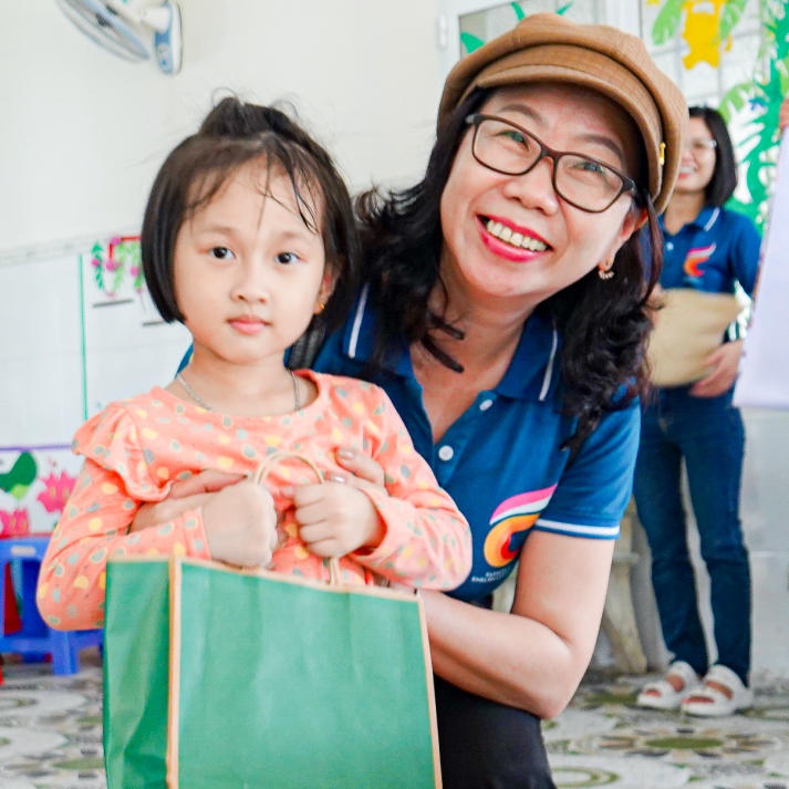 Khoa Tiếng Anh lan tỏa yêu thương qua “Hành trình mùa hè đến với trẻ em vùng biển” 33