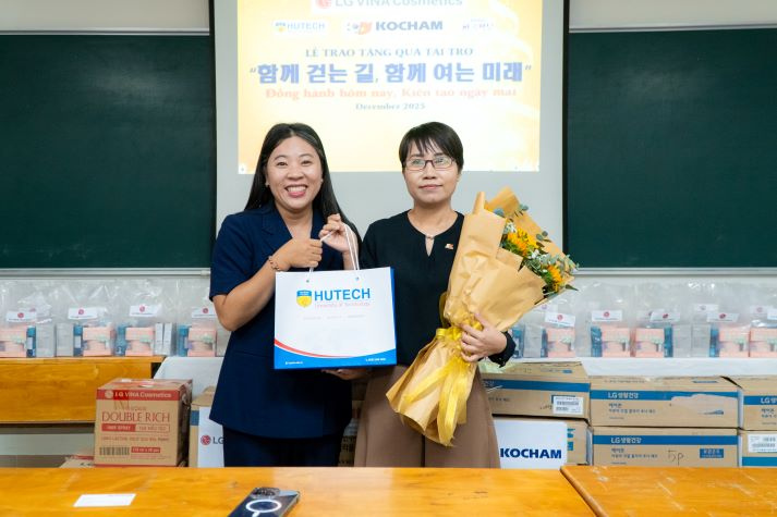 Đồng hành cùng ước mơ: KOCHAM trao quà khích lệ tinh thần sinh viên Khoa Hàn Quốc học 45