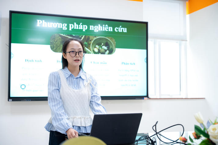 Học viên cao học Marketing phân tích hành vi số và xu hướng tiêu dùng mới 51