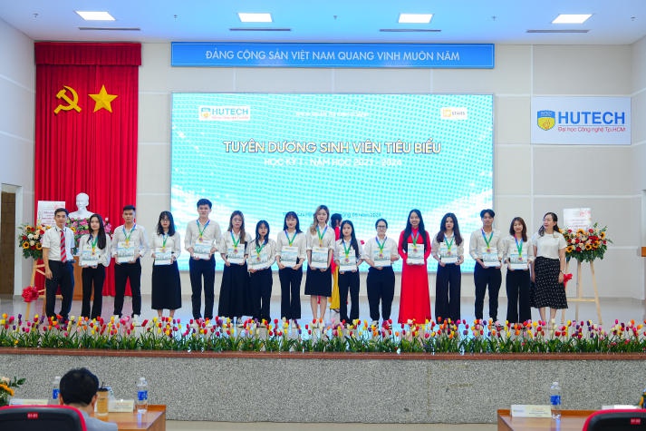 Gần 600 sinh viên tiêu biểu Học kỳ I năm học 2023-2024 của Khoa Quản trị kinh doanh được tuyên dương 109