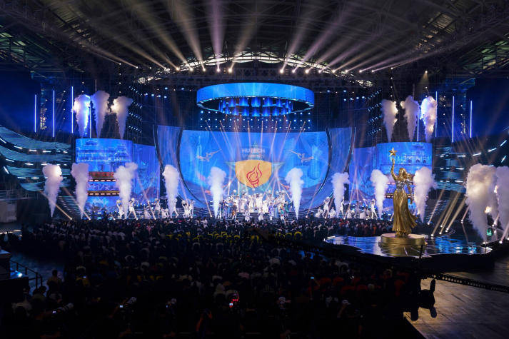 “Dệt bước tương lai” của HUTECH giành Hạng Nhất “Tiết mục trình diễn nghệ thuật” tại Hoa khôi Sinh viên Việt Nam 2026 13