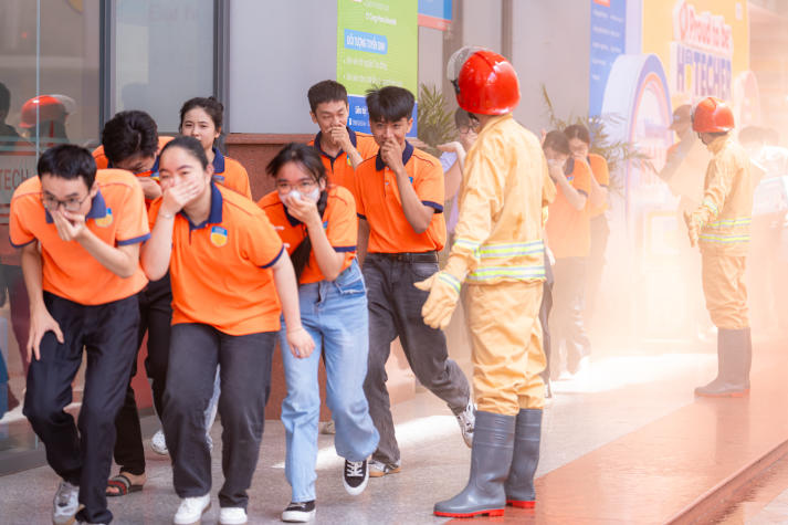 [Video] HUTECH tổ chức diễn tập PCCC & CNCH: Nâng cao năng lực ứng phó, bảo đảm an toàn học đường 91