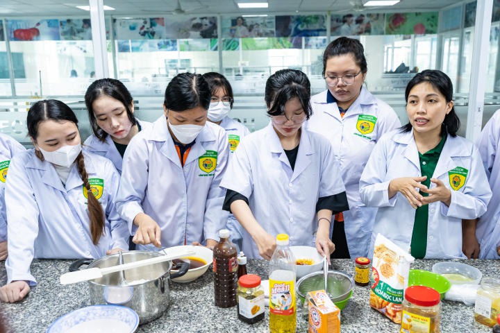 Sinh viên Viện Khoa học Ứng dụng HUTECH tự tay làm bánh handmade lan tỏa hương vị Tết Đoàn viên 24