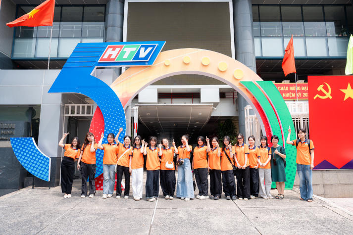 Sinh viên Quan hệ công chúng “bước vào hậu trường” sản xuất chương trình truyền hình trực tiếp tại HTV 114