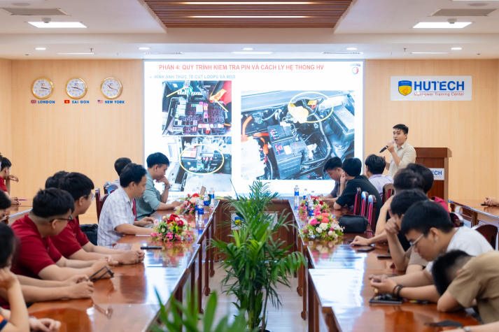 Sinh viên Viện Kỹ thuật "giải mã" điện áp cao xe điện, vững vàng bước vào ngành công nghiệp xanh 44