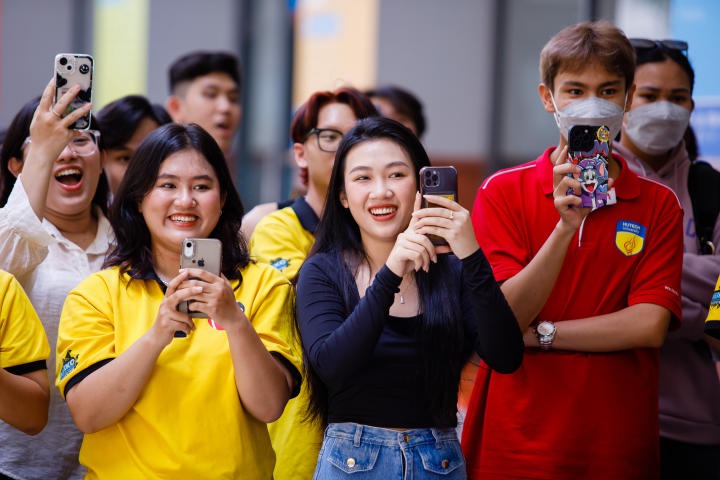 Ca sĩ Hà Nhi khuấy đảo sân trường HUTECH qua buổi chào đón thành viên mới của CLB Keiko 82