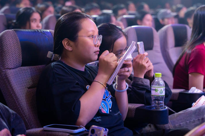 Sinh viên Truyền thông đa phương tiện học thực tế tại Sân khấu kịch Thế Giới Trẻ 50