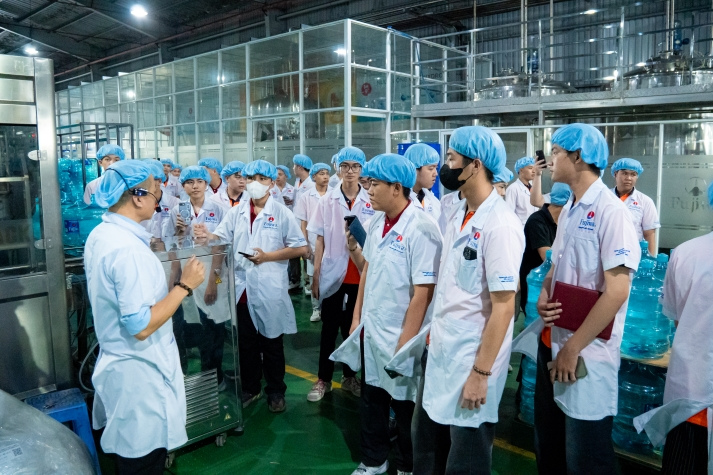 Sinh viên Viện Kỹ thuật học từ thực tiễn tự động hóa tại FUJIWA Việt Nam 53