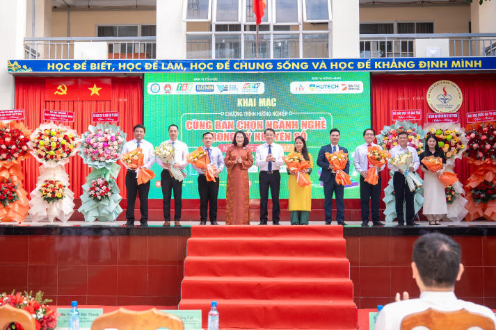 [Video] HUTECH đồng hành khởi động chương trình hướng nghiệp tại 450 trường, cơ sở giáo dục 80