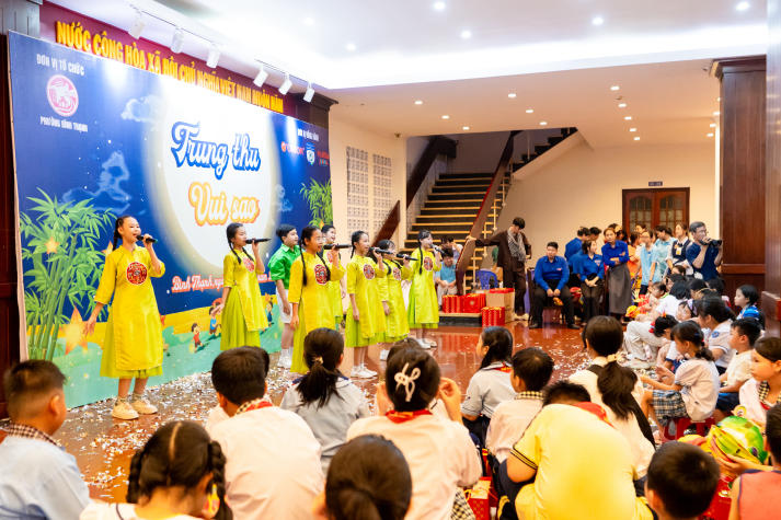Thắp sáng đêm trăng yêu thương: Sinh viên Khoa Điều dưỡng - Kỹ thuật y học mang Trung thu đến với trẻ em Bình Thạnh 43