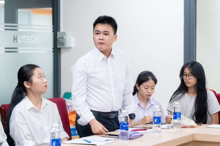 Business Administration students approach global economic policy with expert from Marquette University 50