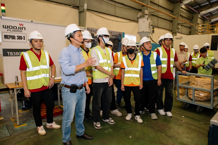 Sinh viên Viện Kỹ thuật khám phá môi trường sản xuất hiện đại tại Nhựa Tiền Phong 84