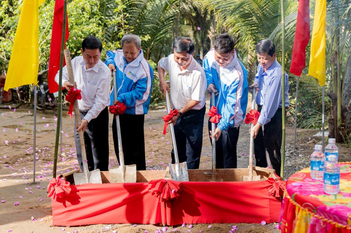 [Video] Trang trọng lễ đón quân và khởi công công trình Mùa hè xanh HUTECH 2024 tại tỉnh Đồng Tháp và Bến Tre 88