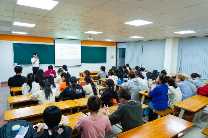 Sinh viên Khoa Trung Quốc học rèn kỹ năng ngôn ngữ về du lịch qua cuộc thi học thuật