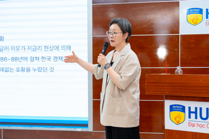 Sinh viên Khoa Hàn Quốc học khám phá “đòn bẩy” đưa doanh nghiệp Hàn Quốc vươn tầm toàn cầu 36