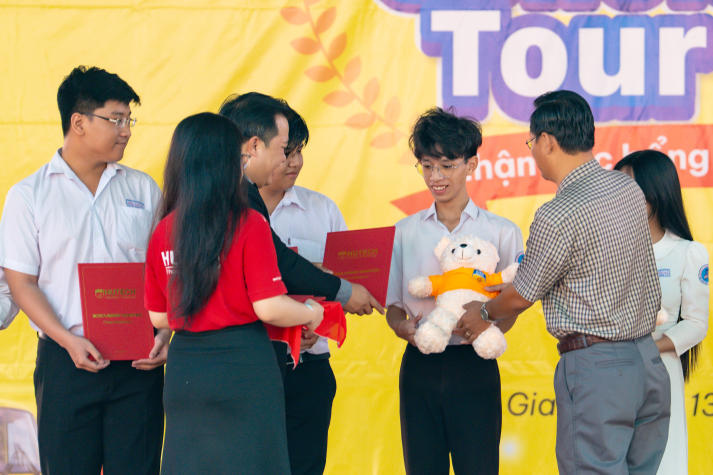 [Ảnh] HUTECH Scholarship Tour 2026 “phủ sóng” học bổng xuyên Việt,  tiếp sức sĩ tử chạm tương lai 120