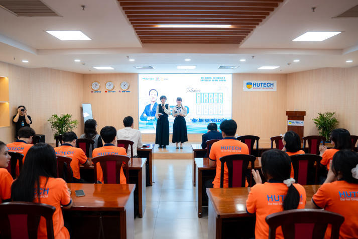 Sinh viên HUTECH soi mình và rèn kỹ năng qua “Mirror Mirror – Hình ảnh bạn phản chiếu” 20