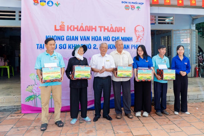 Mùa hè xanh HUTECH 2024: Khánh thành “Không gian văn hóa Hồ Chí Minh” tại phường Tân Phú (TP. Thủ Đức) 93