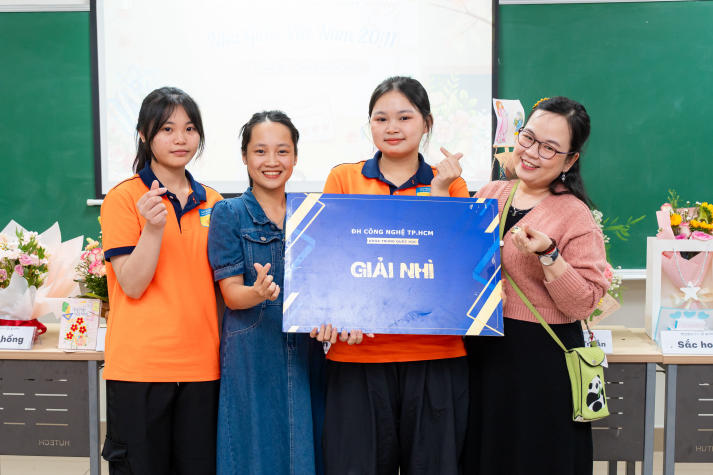 [Ảnh] Tri ân người lái đò: Hoa thay lời cảm mến của sinh viên Trung Quốc học trong ngày Nhà giáo Việt Nam 99