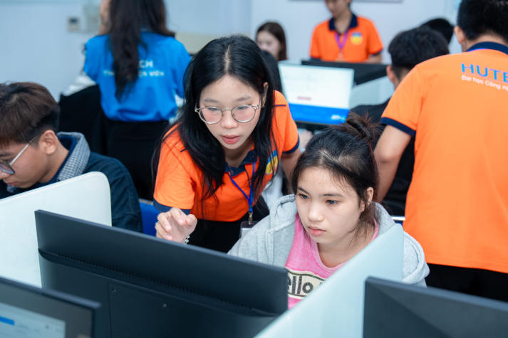 Ấn tượng HUTECH ngày nhập học: Chuyên nghiệp, chu đáo và tận tâm 24