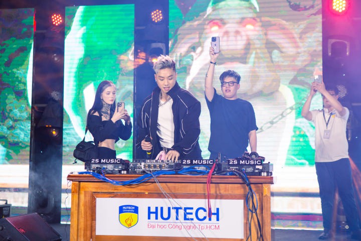 [Video] DJ Wukong khuấy động sân trường HUTECH tại Keiko Concert 38