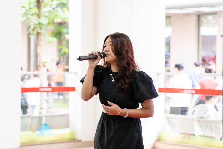 [Video] Văn nghệ sân trường HUTECH khuấy động không khí chào đón newbies 86