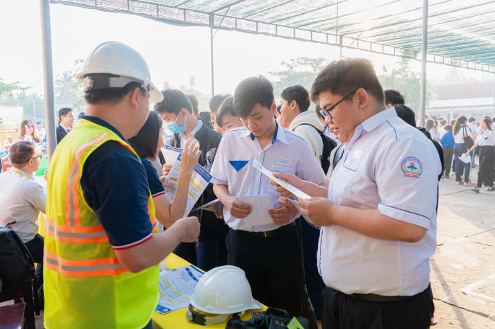 HUTECH Tour 2026 tại THPT An Thới (Bến Tre cũ): Đồng hành cùng học sinh vững vàng chọn ngành, tự tin bước vào tương lai 52