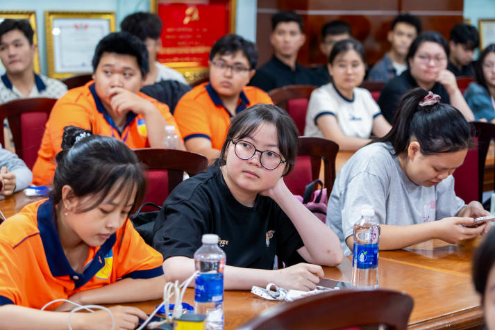 Sinh viên Khoa Quản trị kinh doanh học kỹ năng tuyển dụng cùng Công ty TNHH HR1 Vietnam Holdings trước kỳ thực tập 65