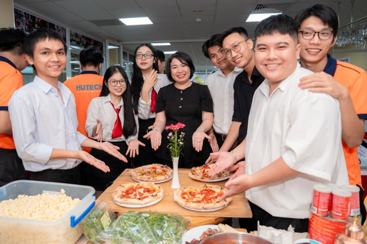 [Video] Top 4 Giải vô địch Pizza Thế giới 2025 hướng dẫn sinh viên Quản trị nhà hàng làm pizza “chuẩn Ý” 41