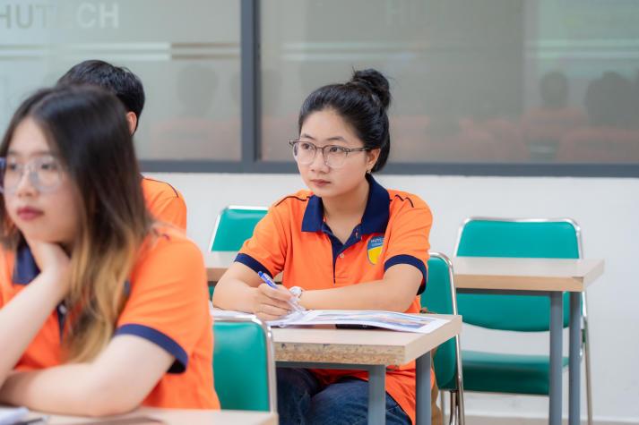 [Video] Sinh viên HUTECH học cách làm chủ tài chính từ chuyên gia trong dự án "Hanwha Life Finance Mentor" 37