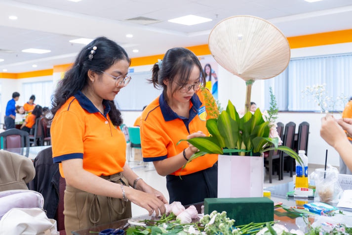 [Ảnh] Sinh viên Khoa Tài chính - Thương mại gửi gắm tình cảm đến thầy cô qua hội thi cắm hoa 62