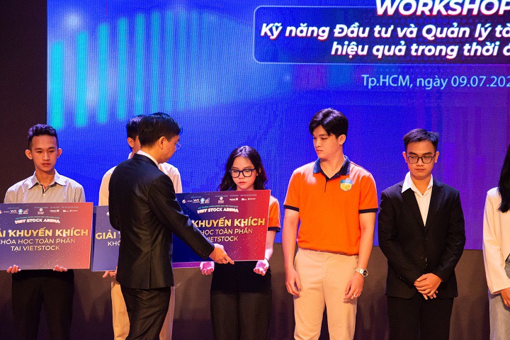 Sinh viên Khoa Tài chính - Thương mại HUTECH xuất sắc giành giải Nhì cuộc thi “Viet Stock Arena - Đấu trường Chứng khoán sinh viên toàn quốc” 39