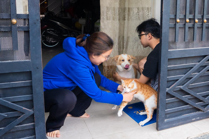 Sôi nổi và đầy nhiệt huyết, sinh viên Khoa Thú y - Chăn nuôi tham gia tiêm phòng dịch bệnh động vật tại Quận 12 và Gò Vấp 58
