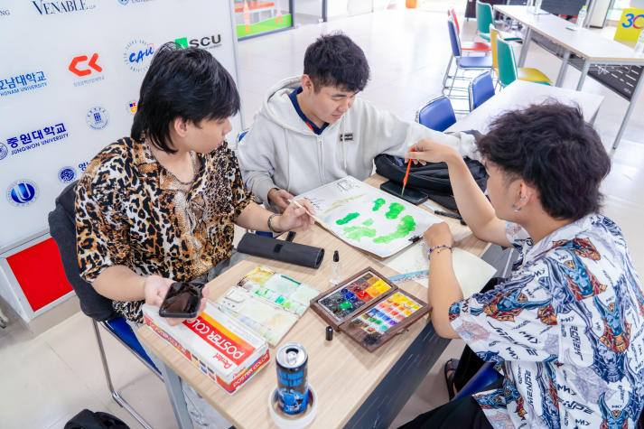 Sinh viên Khoa Kiến trúc - Mỹ thuật kể chuyện bằng nét vẽ trong cuộc thi thiết kế báo tường 32