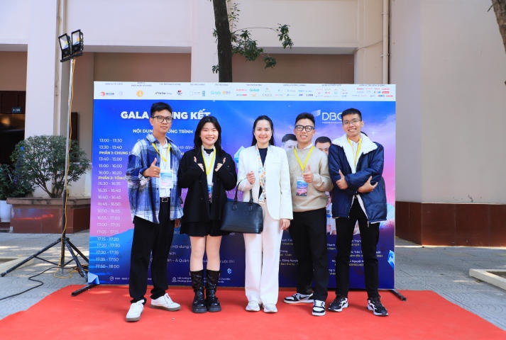 Nhóm sinh viên ngành Thương mại điện tử HUTECH gây ấn tượng tại Chung kết cuộc thi “Sinh viên kinh doanh số 2024” 71