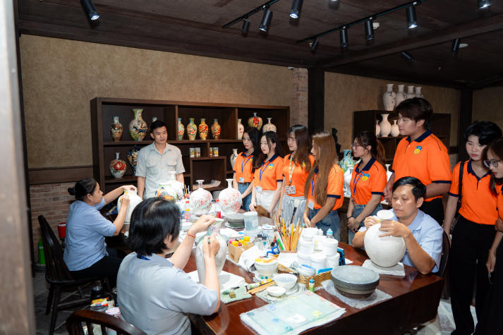 Học kể câu chuyện thương hiệu từ di sản: Sinh viên HUTECH trải nghiệm thực tế tại Gốm sứ Minh Long 101