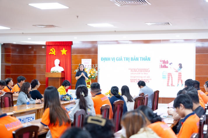 Sinh viên Khoa Quản trị kinh doanh HUTECH mở rộng hiểu biết về công việc và cuộc sống cùng chuyên gia 98