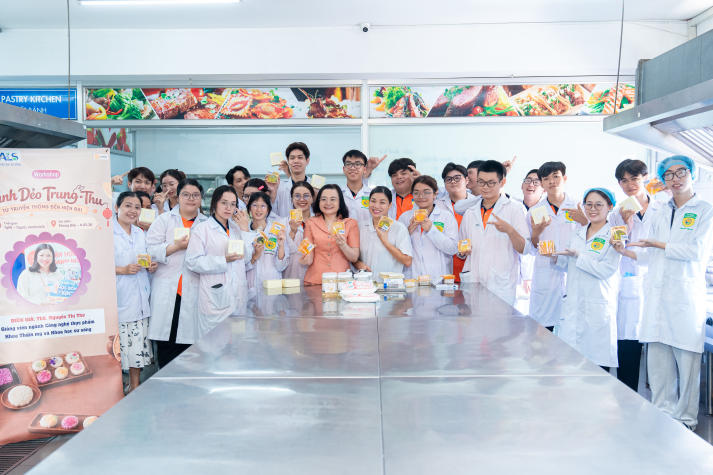 Sinh viên Khoa Thẩm mỹ và Khoa học sự sống tự tay đem “vầng trăng yêu thương” đến thiếu nhi phường Xóm Chiếu 87