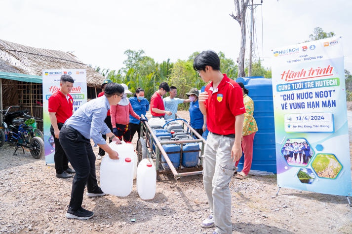 HUTECH  “chở” 120m3 nước ngọt về cho người dân vùng hạn tỉnh Tiền Giang 72