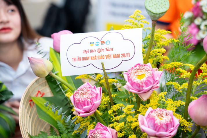 [Ảnh] Khoảnh khắc đẹp tại cuộc thi cắm hoa 20/11: Sinh viên HUTECH gửi trọn yêu thương đến các nhà giáo 89