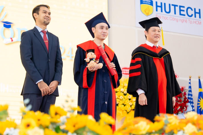 [Video] Over 400 HUTECH Masters and Bachelors of International and Transnational programs excitedly attend their graduation ceremony 125