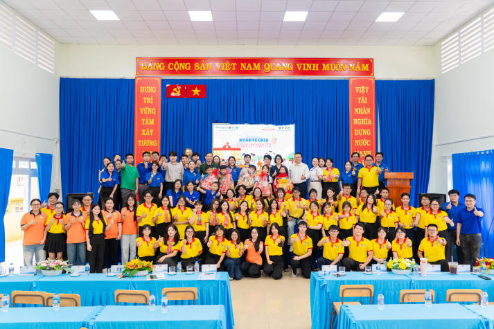 Khi mùa xuân được sẻ chia: Tuổi trẻ Khoa Tài chính - Thương mại mang Tết đến với thiếu nhi khó khăn 110