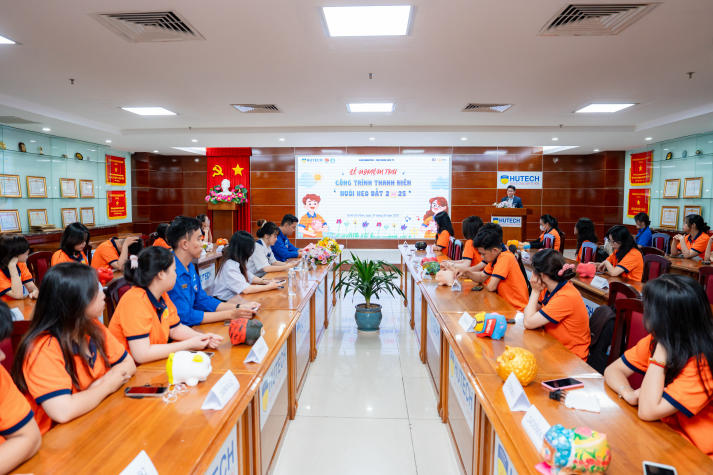 “Khui heo xinh” cùng Khoa Marketing - Kinh doanh quốc tế, thu hơn 21 triệu đồng cho hoạt động cộng đồng 19