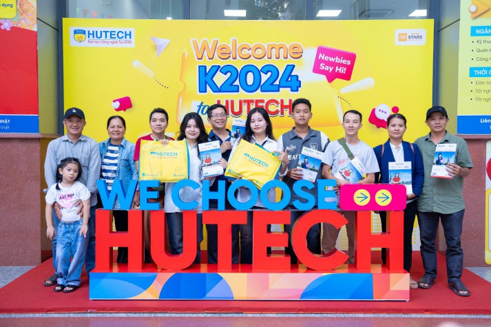 Đại gia đình 11 người “hộ tống” tân sinh viên đến HUTECH nhập học 8