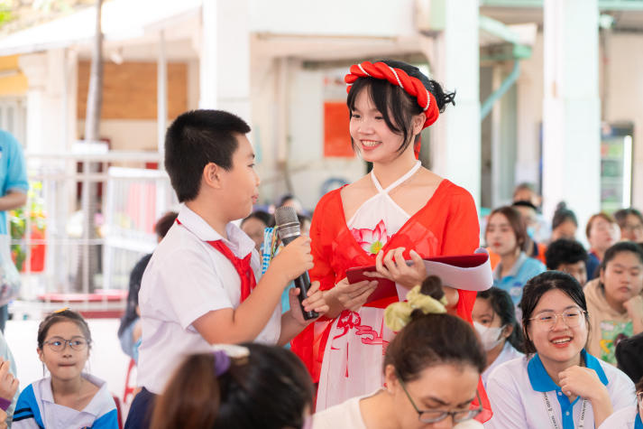 “Trung thu yêu thương 2025”: Sinh viên HUTECH kết nối trái tim, sẻ chia niềm vui cùng trẻ em Bình Thạnh 58