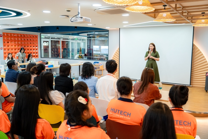 Sinh viên Ngôn ngữ Anh HUTECH mở rộng định hướng nghề qua trải nghiệm tại Vietnam Concentrix Services 55