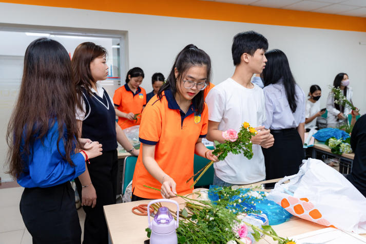 [Ảnh] Tri ân người lái đò: Hoa thay lời cảm mến của sinh viên Trung Quốc học trong ngày Nhà giáo Việt Nam 30