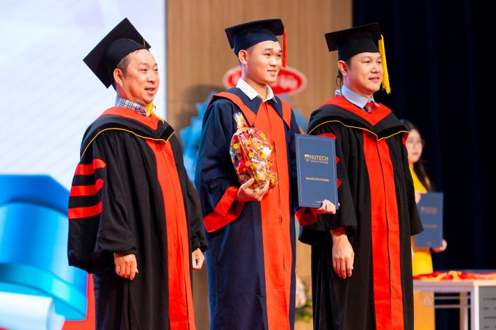 [Video] Tân Cử nhân, Kỹ sư Khoa Quản trị kinh doanh HUTECH chính thức gia nhập thị trường lao động 62