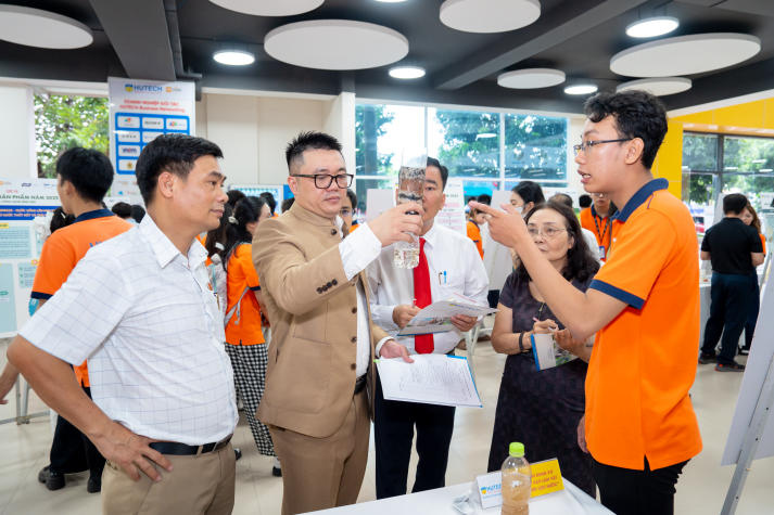 [Video] Sinh viên Viện Khoa học Ứng dụng trình làng dự án, săn việc tại Ngày hội kết nối doanh nghiệp 2025 97
