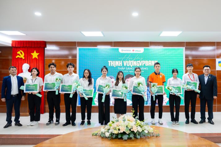 Sinh viên Khoa Tài chính - Thương mại nhận học bổng giá trị và săn cơ hội thực tập hấp dẫn từ VPBank 65